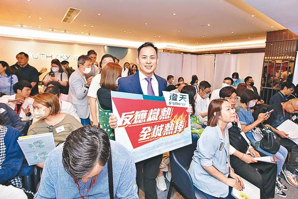 香港仔澄天周末進行首輪銷售，氣氛熱鬧。圖為英皇國際副主席楊政龍。（資料圖片）