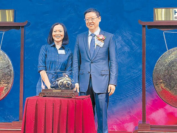 珍酒李渡成為2023年的新股集資王。右為董事長吳向東。