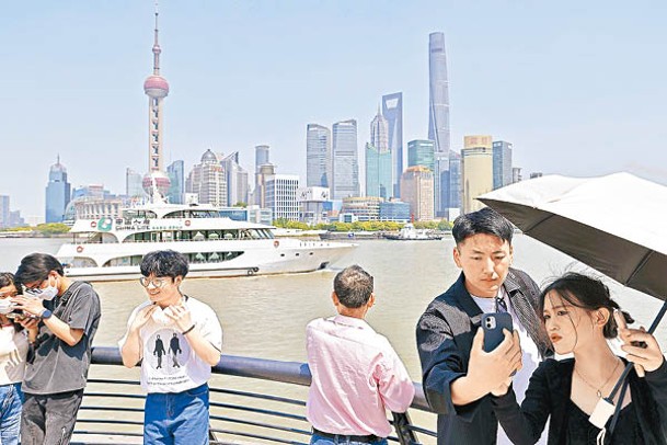 專家指，中國延遲退休年齡，不會大量擠佔年輕人的就業機會。