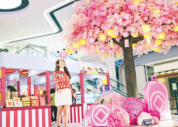 將軍澳中心舉行新春豐收祭，市集中間設有一棵3.5米高櫻花許願樹。