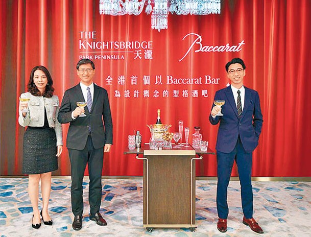韓家輝（左二）指，天瀧與法國品牌合作，將水晶藝術品融入項目中，打造型格酒吧。