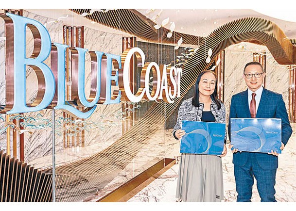 Blue Coast提供642伙。右為長實營業部首席經理郭子威，左為助理首席經理楊桂玲。