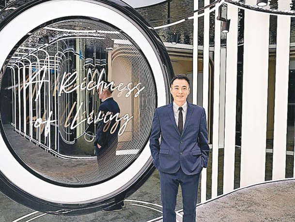 萬科香港董事總經理周銘禧稱，連方II全新展銷廳設有「光影走廊A Richness of Living」打卡位。