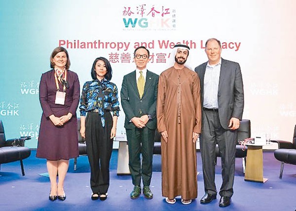 阿聯酋王子阿里（右二）認為，嚟香港開設家族辦公室只係佢「全球公共服務」嘅開始。