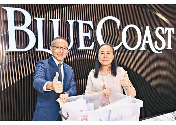 楊桂玲（右）預計，Blue Coast售樓處可容納5,000人。左為郭子威。
