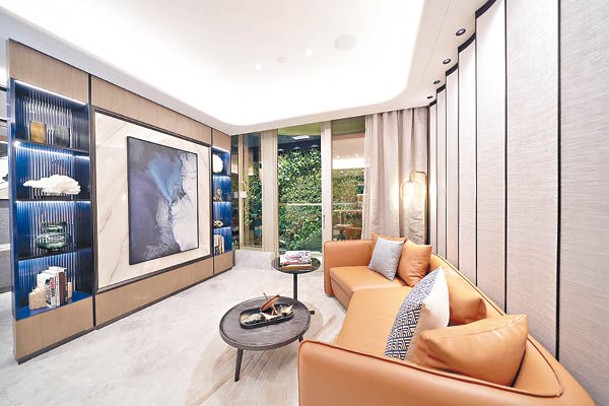 項目2座8樓A室示範單位以淺色調為主，客廳連接弧形露台。