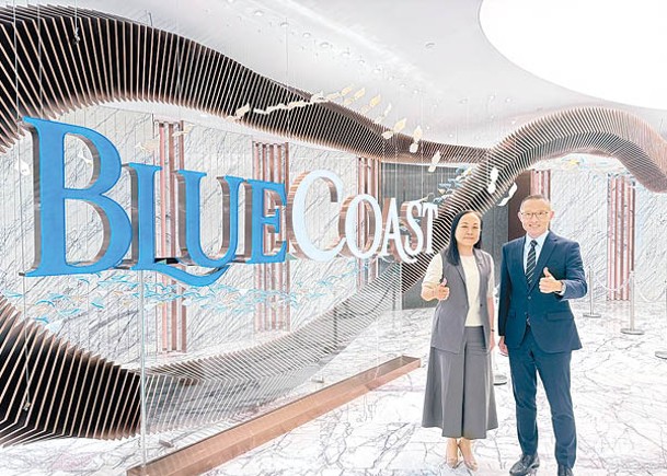 楊桂玲（左）表示，Blue Coast累沽562伙，套現逾106億元。右為郭子威。