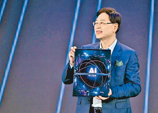 聯想董事長楊元慶展示旗下AI PC新產品。