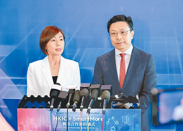 陳家齊（左）稱，HKIC對投資項目要求謹慎。右為賈佳亞。