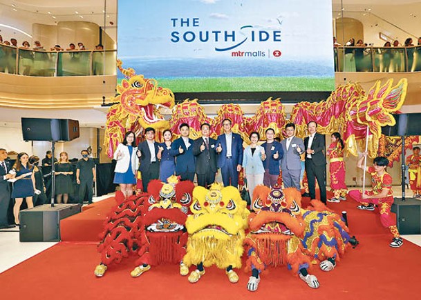 鄧智輝（左六）表示，THE SOUTHSIDE較原定目標提早一季開業。