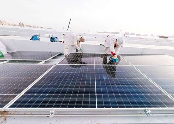 內地太陽能產業現正面對產能擴大，利潤率卻暴跌的困境。