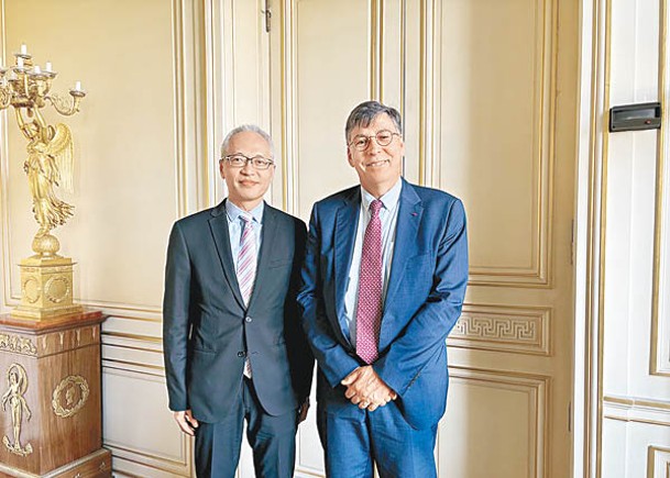 李達志（左）稱，期待與法央行共同推進全球代幣化市場發展。右為Denis Beau。