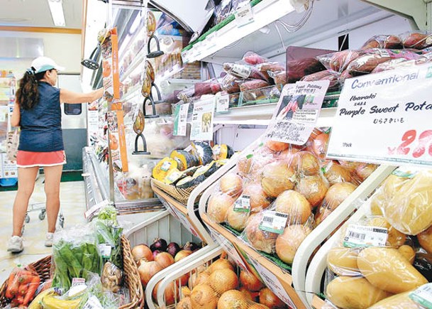 日圓弱勢下食品價格續升，削弱日本家庭購買力。
