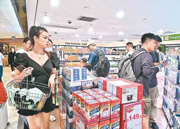 香港經濟前景毫無起色，嚴重打擊港人消費意欲。