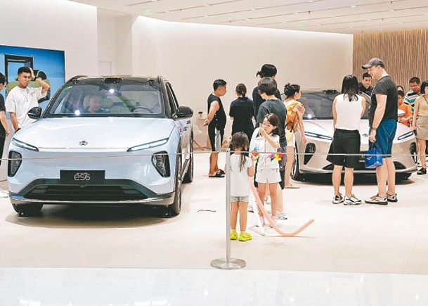上海私人汽車額度大降，反映汽車消費需求下跌。