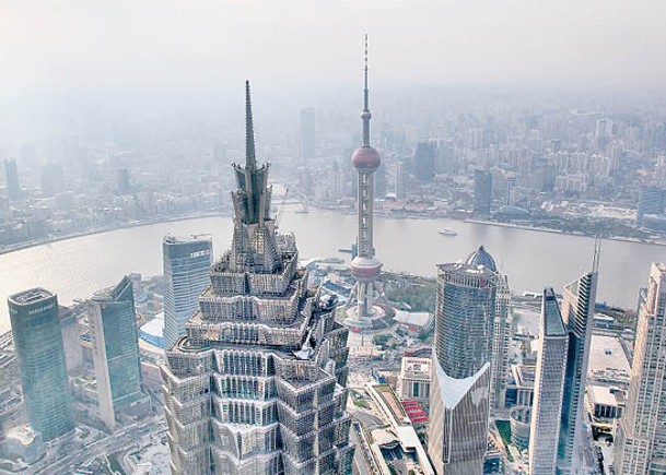 上海上半年實現地區生產總值2.2萬億元人民幣。