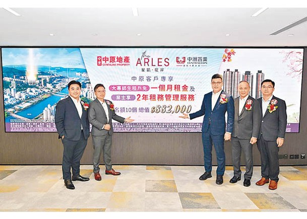 楊聰永（右三）表示，星凱‧堤岸累售1,167伙，套現約123億元。左二為符錫龍。