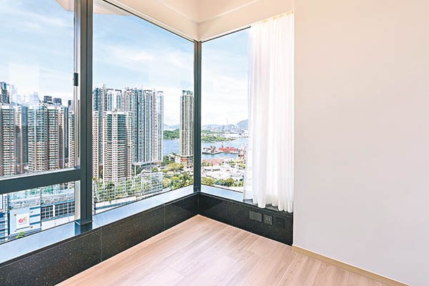 項目第2座27樓A室的實用面積405方呎，睡房可遠眺海景。