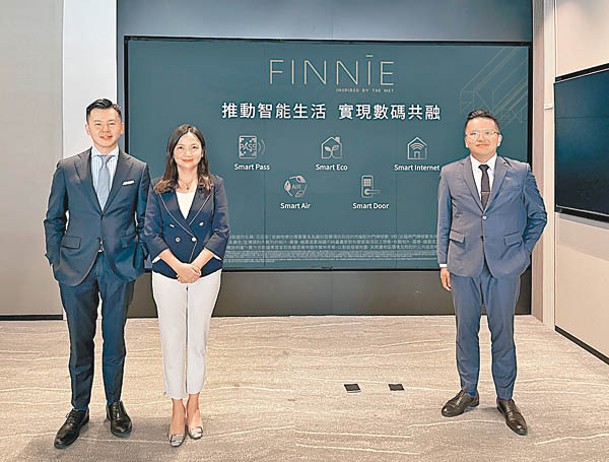 程德韻（左二）表示，FINNIE有智能電錶協助住戶管理用電情況。