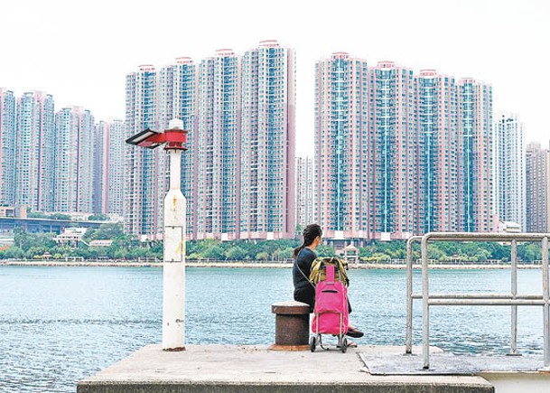 大摩料，本港住宅市場較零售及寫字樓物業受惠減息因素。