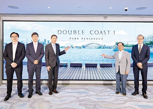 梁志堅（右二）表示，DOUBLE COAST現已接近現樓。左三為黃光耀。