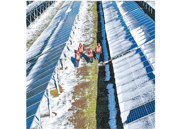 太陽能發電雖環保，但往往要有大量地方安裝發電板。