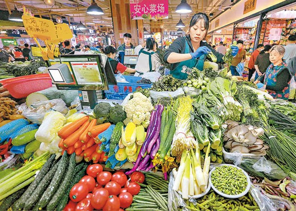 內地食品價高位回落，加上汽油價下行，令10月CPI按月轉跌。（中新社圖片）