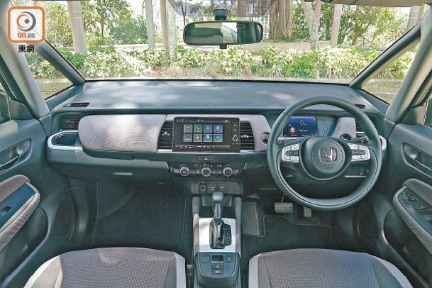 中控台配備9吋輕觸式屏幕，支援Apple CarPlay及藍牙連接等功能。