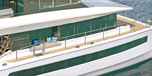 船側走廊設有休閒區，方便乘客近距離欣賞海景。
