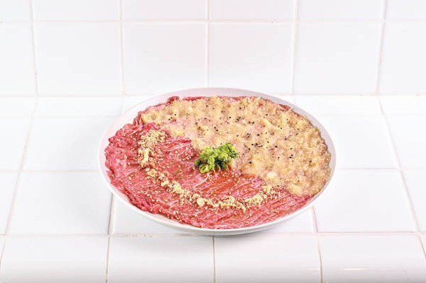 ICHIRO雙色意式冷盤<br>選用澳洲和牛牛舌及小田和牛製作，以生蒜和炸蒜調味，口感截然不同，令人回味。