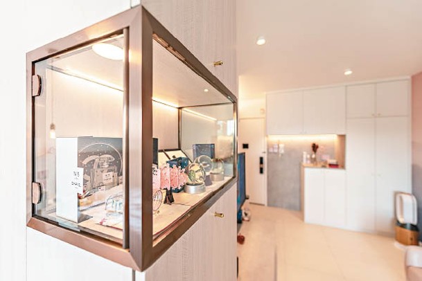 高身儲物櫃中間用上鏤空設計，配以玫瑰金鋼框，呈現時尚瑰麗的效果。