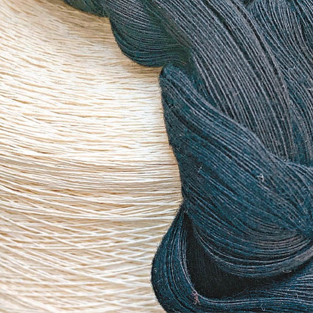 WASHI JEANS所用的牛仔布料都是以WASHI NO.6和紙紗線（左）及靛藍繩染有機棉線（右）編織而成。