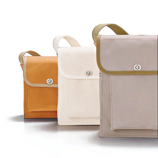 「信三郎帆布」S-05經典斜孭袋設計上分別有Small、Medium及Large 3種尺寸，售價由119美元至154美元。（B）