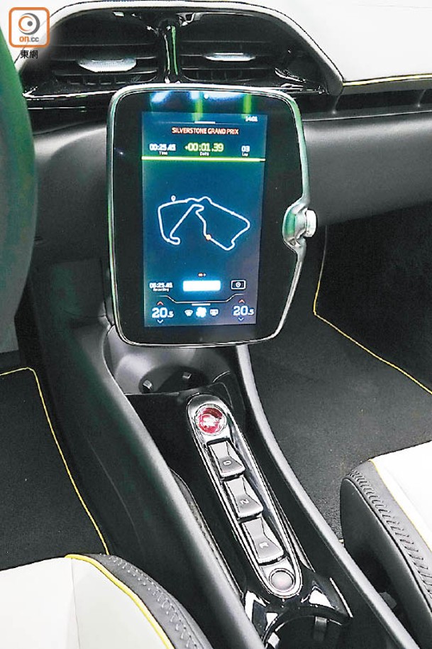 透過8吋直芒可輕觸操控多項車載配備及功能，包括VDC甩尾控制系統及MTT賽道遙測顯示系統等。