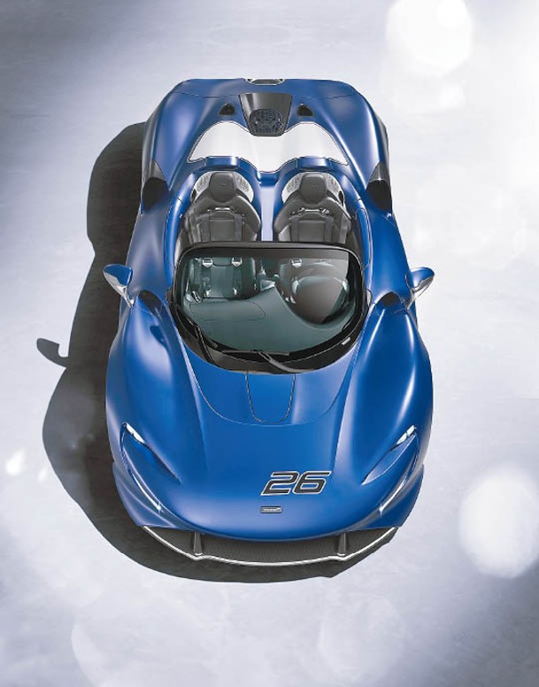 擋風玻璃版本Elva搭載4公升V8雙渦輪增壓引擎，可輸出815hp馬力，0~100km/h加速只需要3秒。
