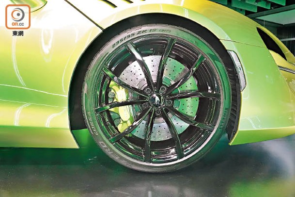 Pirelli P-Zero Corse輪胎加入CyberType技術，尺碼為前235/35 R19、後295/35 R20。每個輪胎均加入電子晶片，收集實時數據並傳到汽車循迹系統。