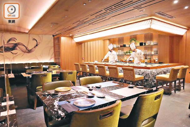 主用餐區兩旁有壽司吧和鐵板燒枱，客人可因應喜好選擇區域用餐。
