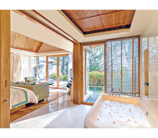 Renaissance Phuket Resort & Spa除了客房外，更有多款Pool Villa選擇，這間是庭園景觀的1房Pool Villa。