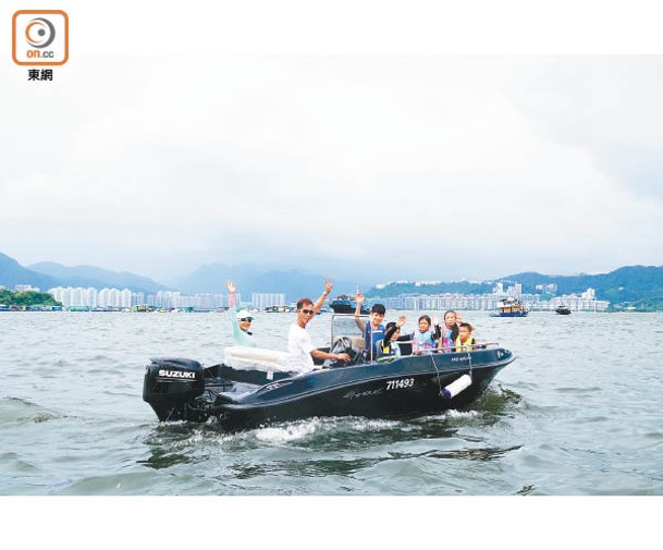 對直立板初學者而言，乘坐遊樂艇出海，到人少唔擠迫的海面展開初體驗最合適。
