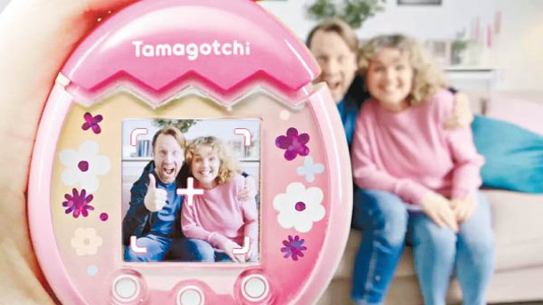 Tamagotchi Pix機背設有鏡頭，令玩法更豐富。