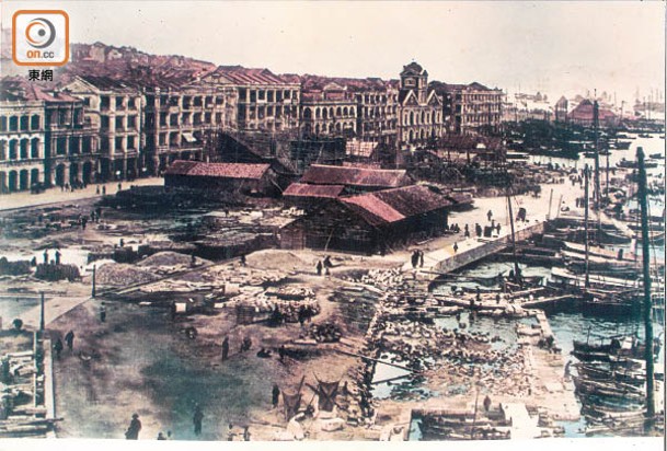 約1896年部分填海工程完成後的德輔道中，中右方為中環街市，前方為干諾道中。