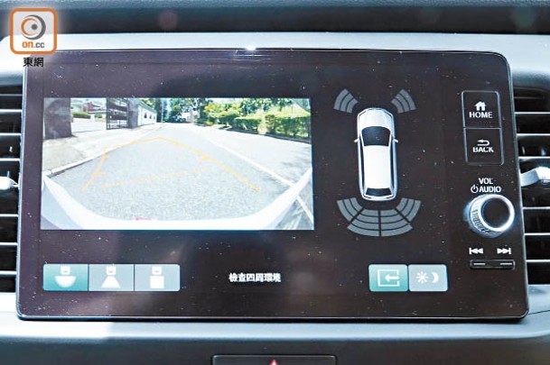 9吋中央屏幕連接可多角度顯示路況的後泊鏡頭及前後泊車感應，倒車睇位更易掌握。