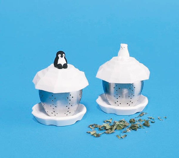 泡茶器分別坐着北極熊與企鵝，Q版造型勁可愛，還附送一隻小碟子。