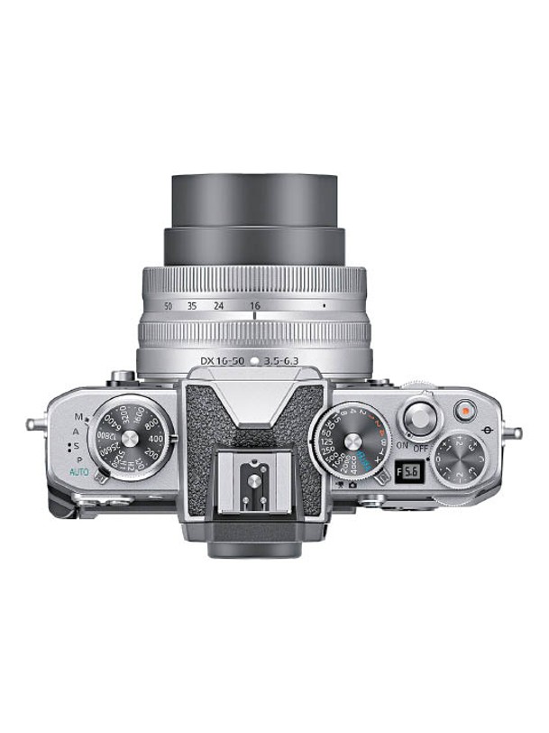 提供ISO、快門速度與曝光補償獨立轉盤，銀黑配色恍如菲林相機。