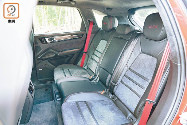 後座頭枕也繡有GTS字樣，並配上紅色安全帶，強調高性能身份。