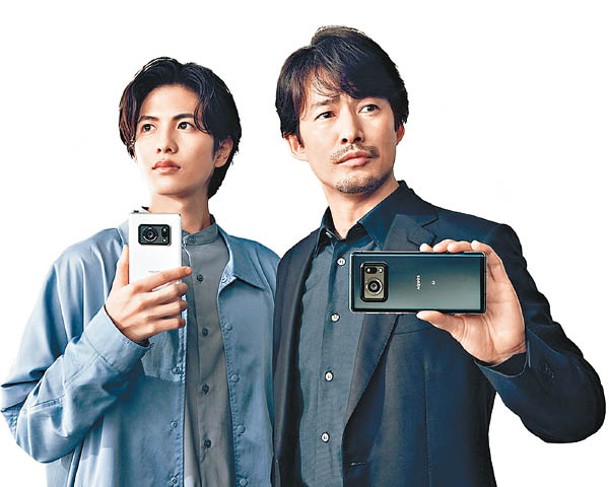 日本兩代男神竹野內豐（右）及志尊淳（左），特別為AQUOS R6拍攝多條網絡影片，大讚手機影相速度相當快，1吋Sensor的成像畫質出眾。售價：$8,380（b）