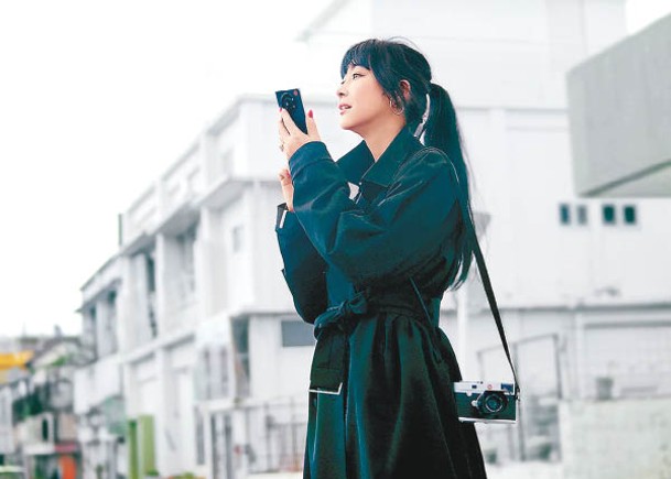 日本攝影師安珠（Anju）成為Leitz Phone 1大使，曾於日本東北、沖繩、北海道等地試用手機，認為取景時令人聯想到Lecia M相機系統。