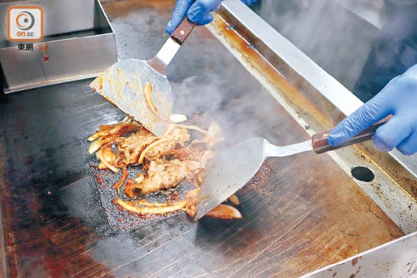 客人點選菜式後，工作人員即時用鐵板燒烤，加上特製的工具來焗煮，牛肉的生熟度剛剛好。