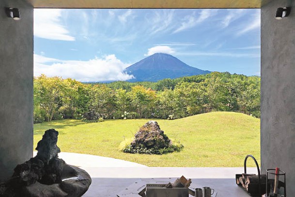 從房子的每個窗戶都可望到富士山美景，其中於客廳望見的景觀最為壯觀。