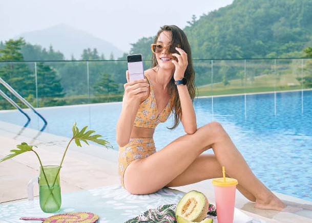 新一代摺芒手機對應IPX8防水，游水玩手機都唔怕整壞。（設計對白）